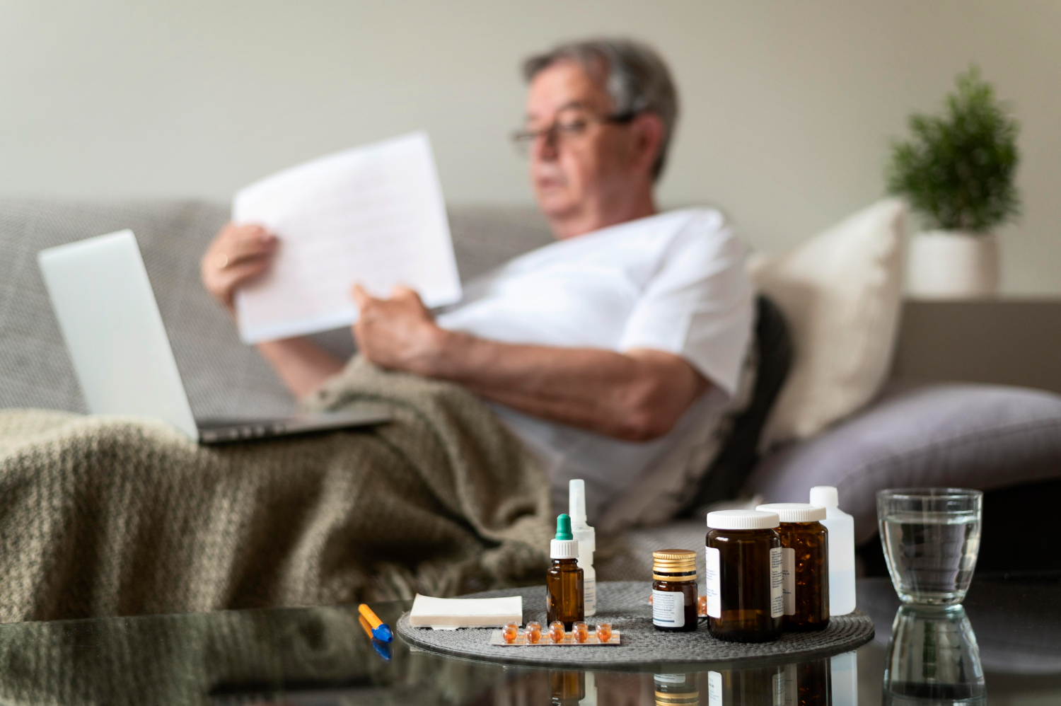 Самые распространенные болезни у пожилых людей - medium shot blurry ill man couch